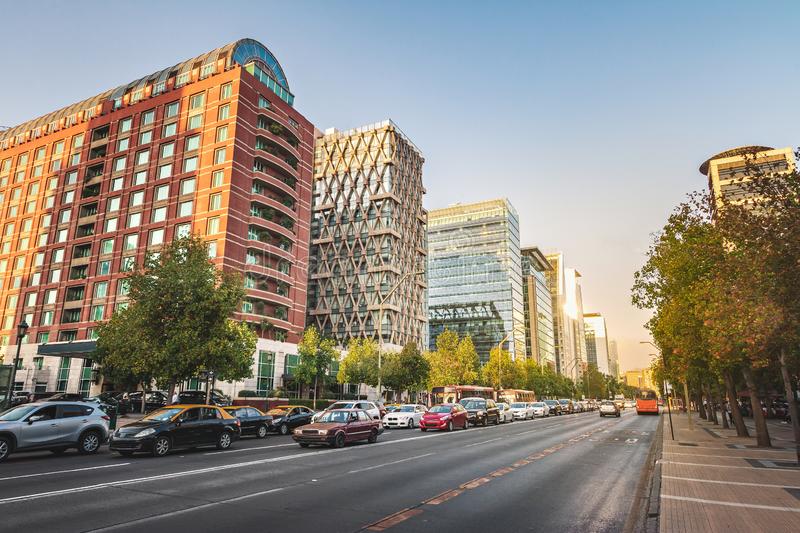 avenida-de-apoquindo-e-construções-modernas-da-vizinhança-las-condes-no-por-do-sol-santiago-o-chile-136952860
